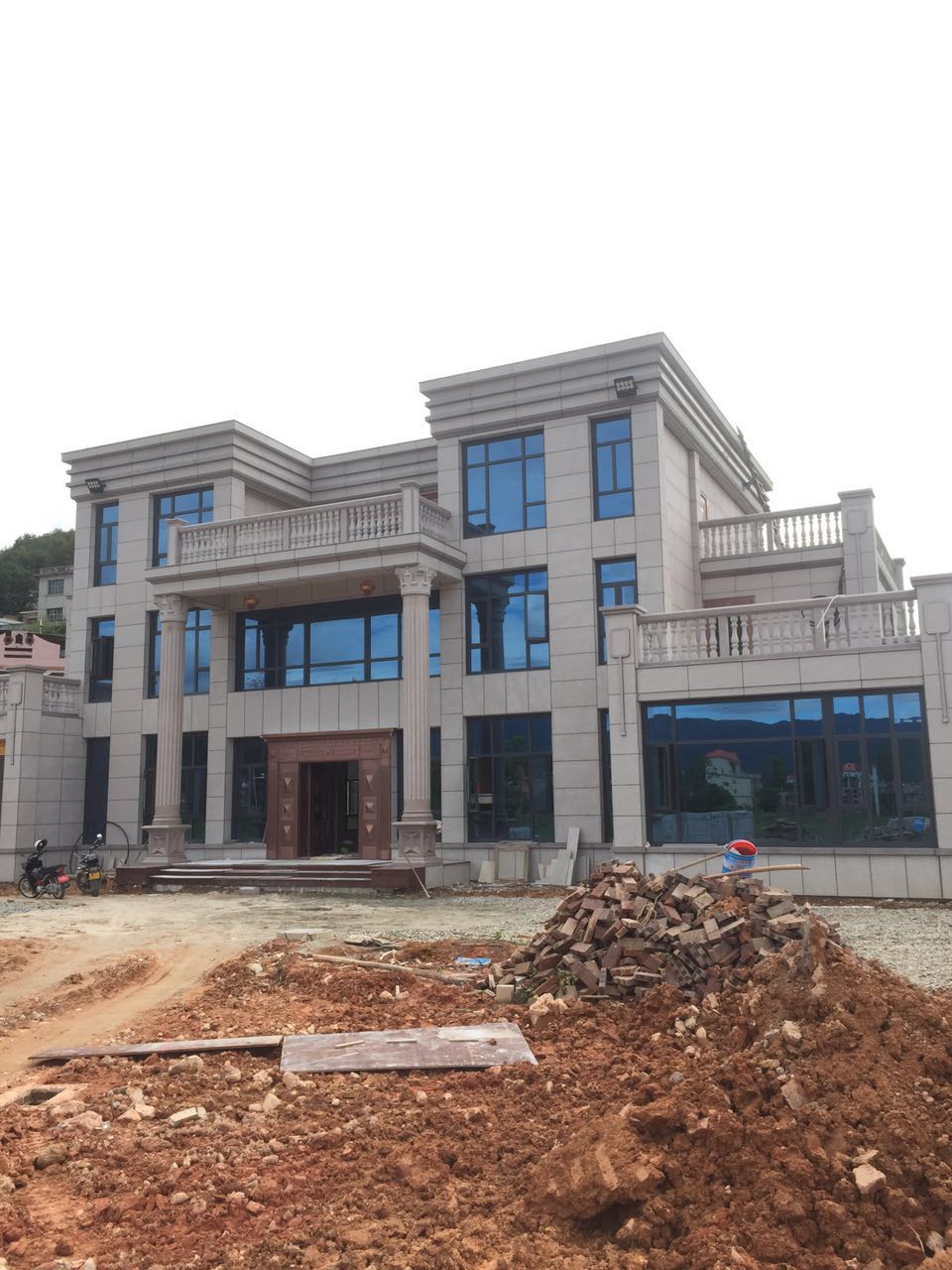 立足市場(chǎng)，門(mén)企打好促銷(xiāo)大戰(zhàn)